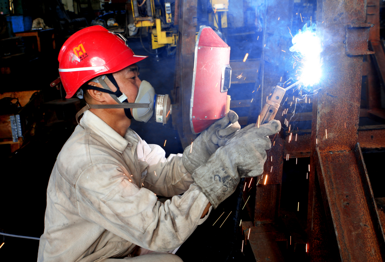 34年(nian)堅守(shou)一(yi)線(xiàn) 好“焊”昰(shi)這樣煉成(cheng)的(de)